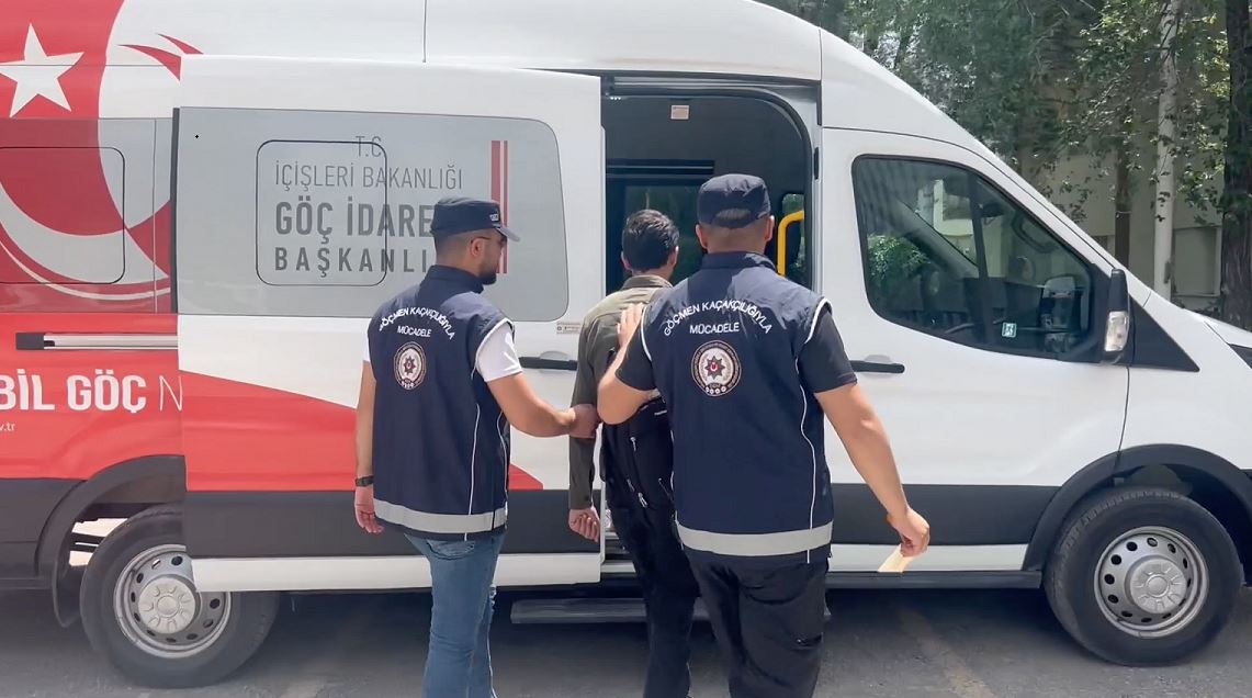 “Kalkan-27” Operasyonlarında 84 Göçmen Kaçakçısı, 1029 Düzensiz Göçmen Yakalandı